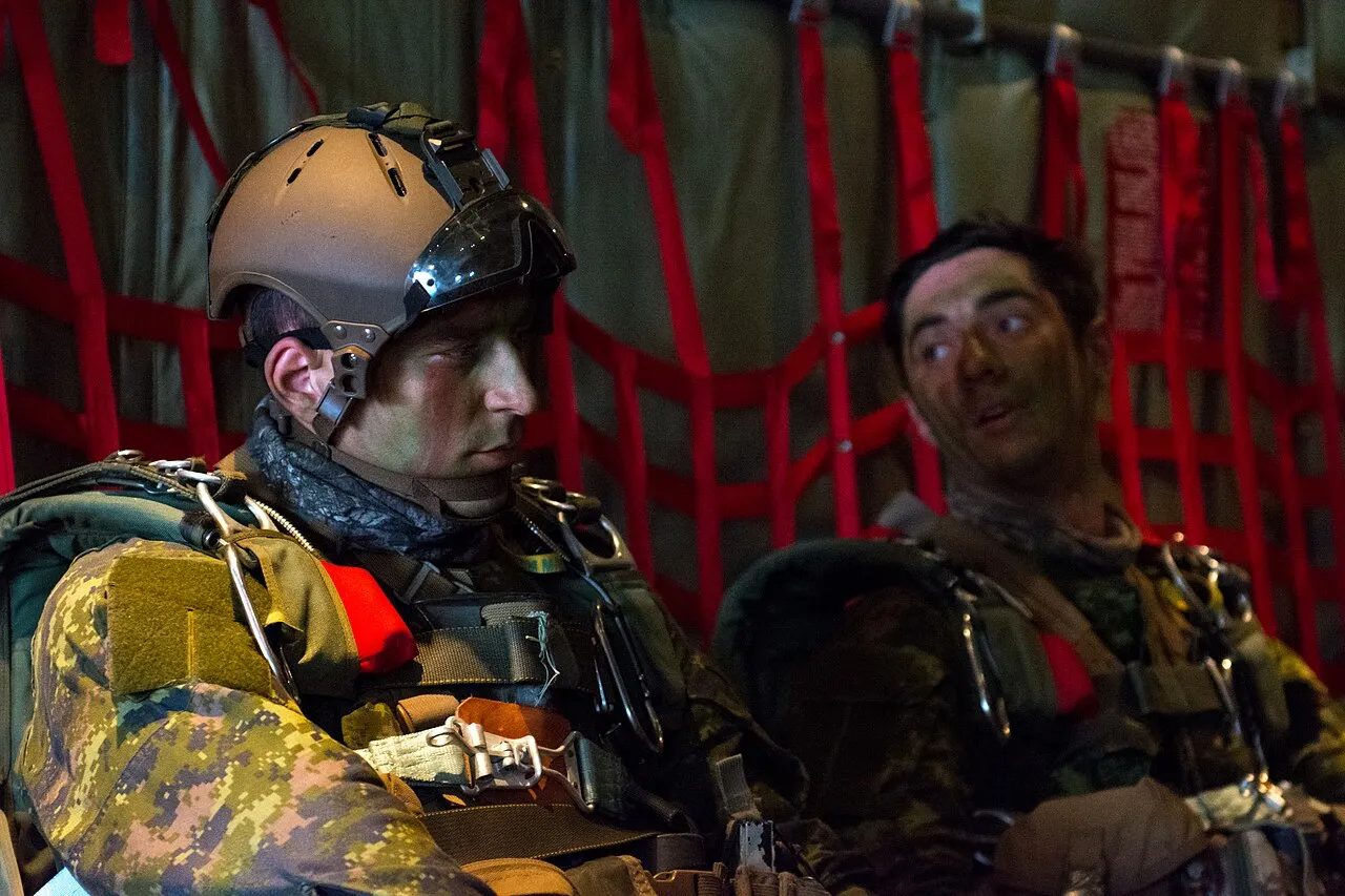 Militairen stappen aan boord van een C-130 Hercules op de Canadese militaire basis Wainwright in Alberta.