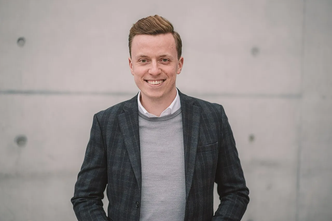 Portretfoto van SPD-politicus Adis Ahmetović