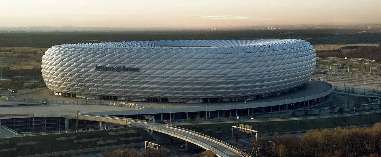 De Allianz Arena, het thuisstadion van FC Bayern München in het noorden van München.