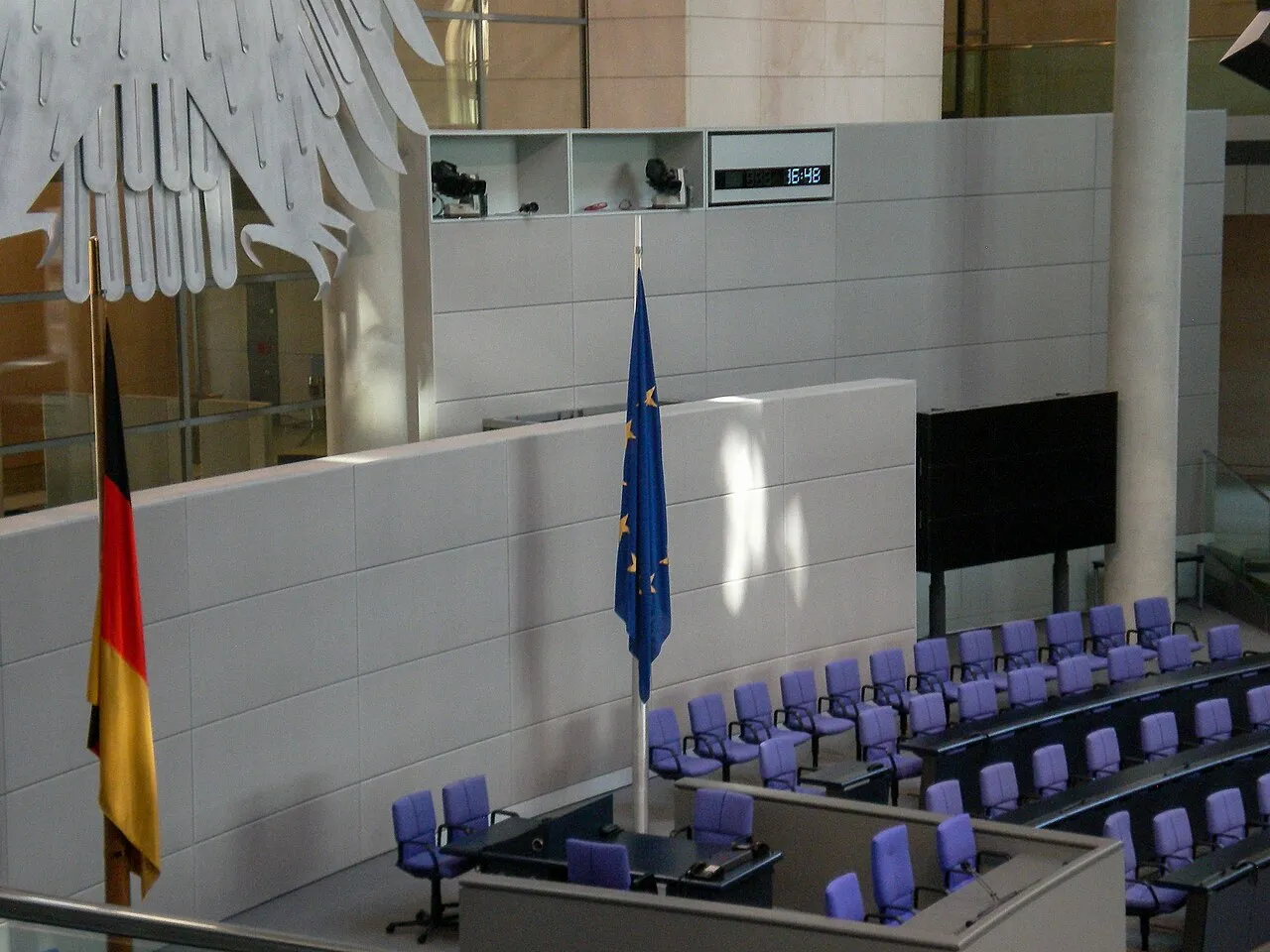 De plenaire zaal van de Bondsdag in het Reichstagsgebouw in Berlijn.