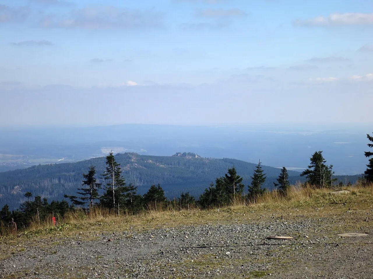 Uitzicht vanaf de top van de Brocken in de Harz, waar tijdens storm Luise windstoten met orkaankracht werden gemeten