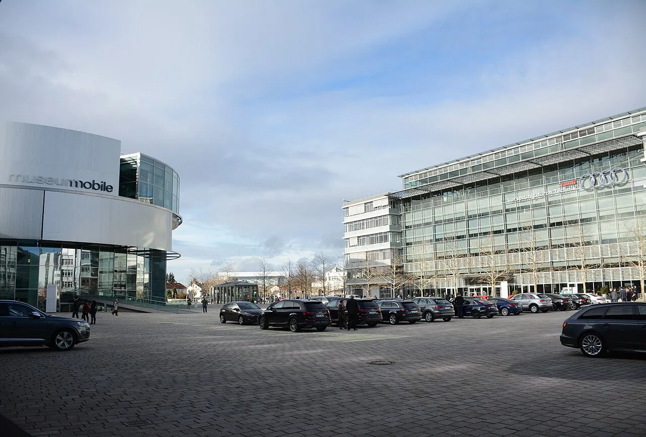 Het Audi Forum in Ingolstadt, Duitsland.