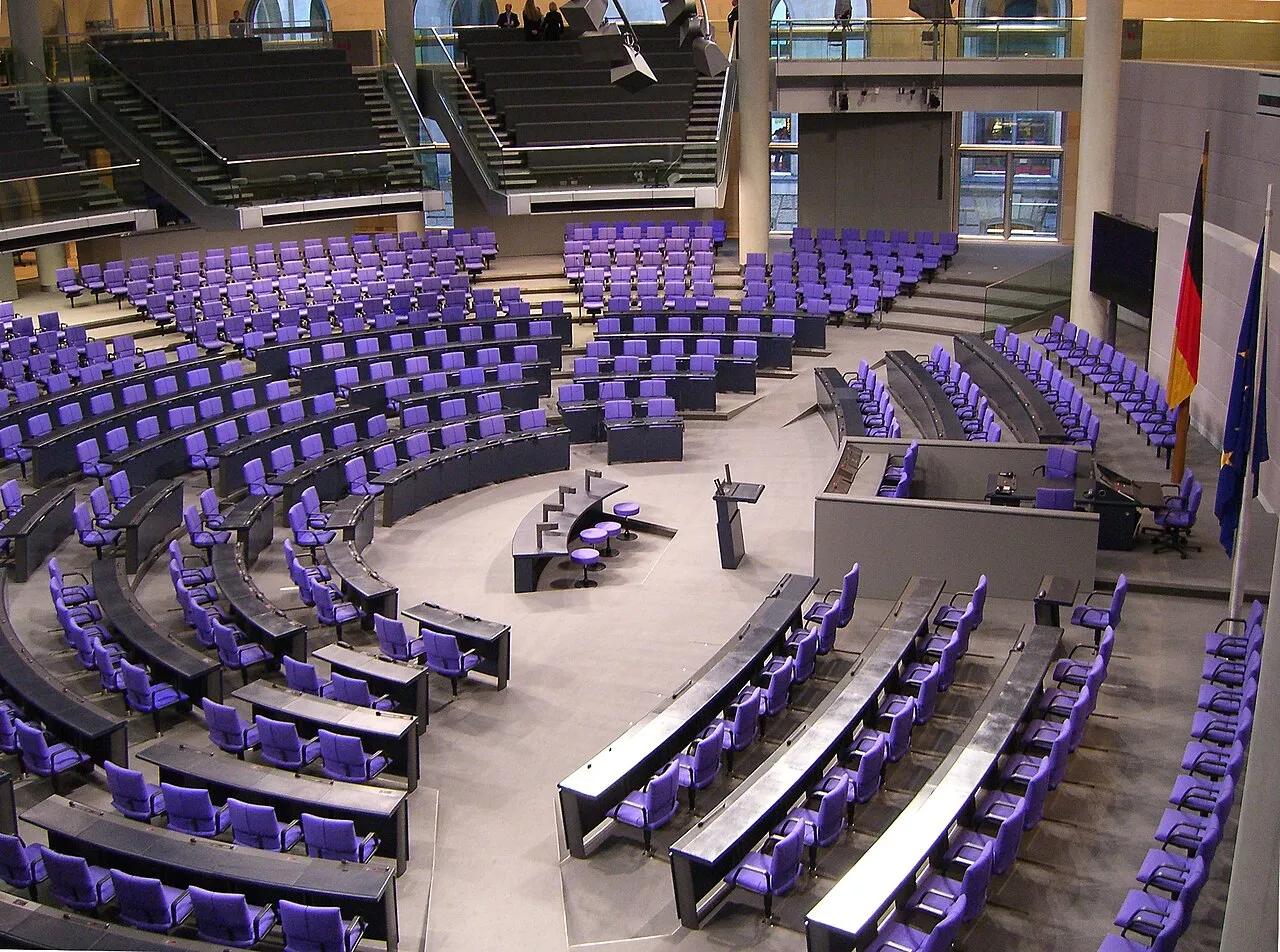 De plenaire zaal van de Bundestag in het Reichstaggebouw, waar de wet op de Frühstartrente is aangenomen.