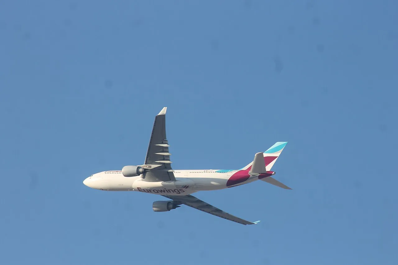 Een Airbus-toestel van Eurowings tijdens de start.