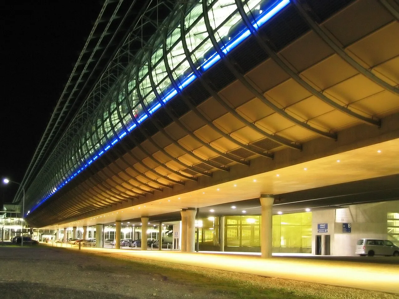 De terminal van vliegveld Leipzig/Halle, van buiten gezien bij nacht