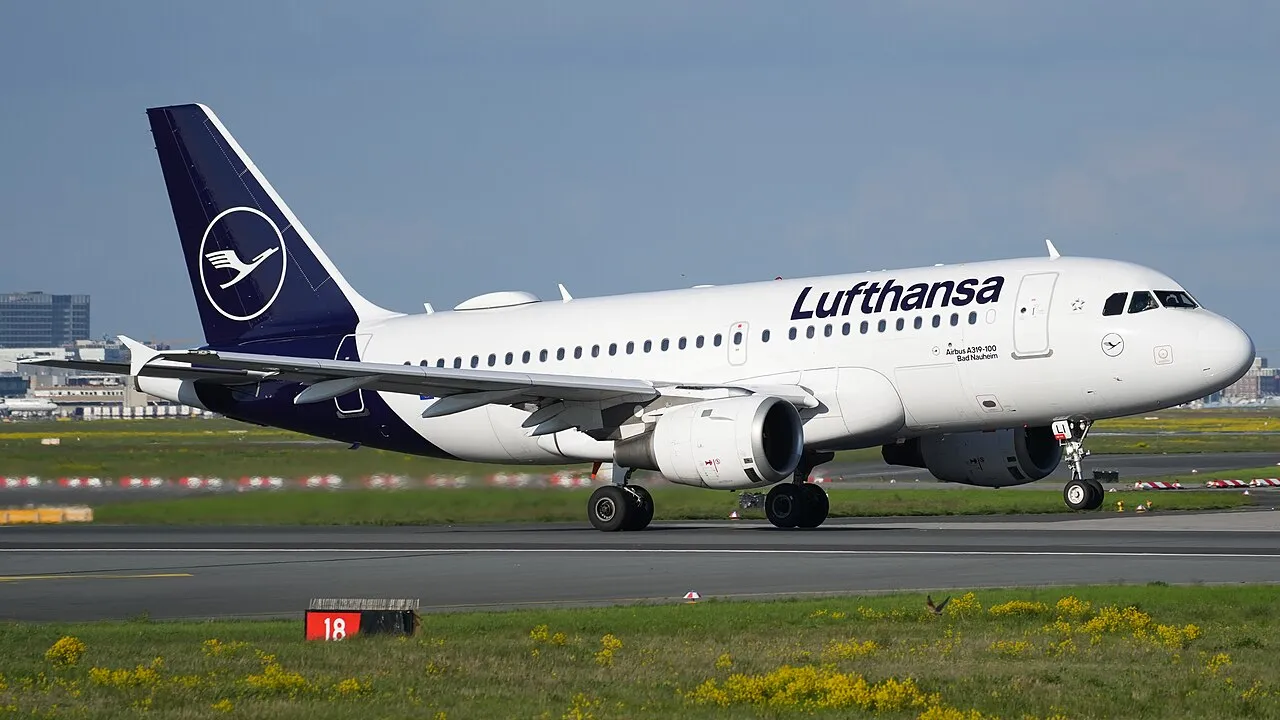 Een Airbus A319 van Lufthansa stijgt op vanaf de luchthaven van Frankfurt.