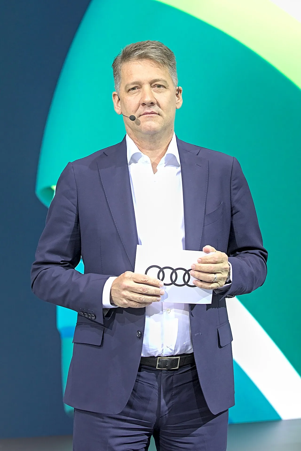Portretfoto van Audi-ceo Gernot Döllner tijdens een persconferentie van Volkswagen