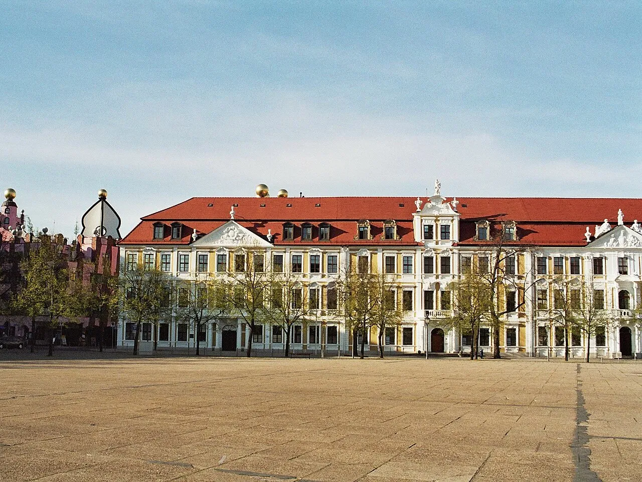 Het gebouw van de Landtag van Sachsen-Anhalt aan de Domplatz in Magdeburg, zetel van het deelstaatparlement.