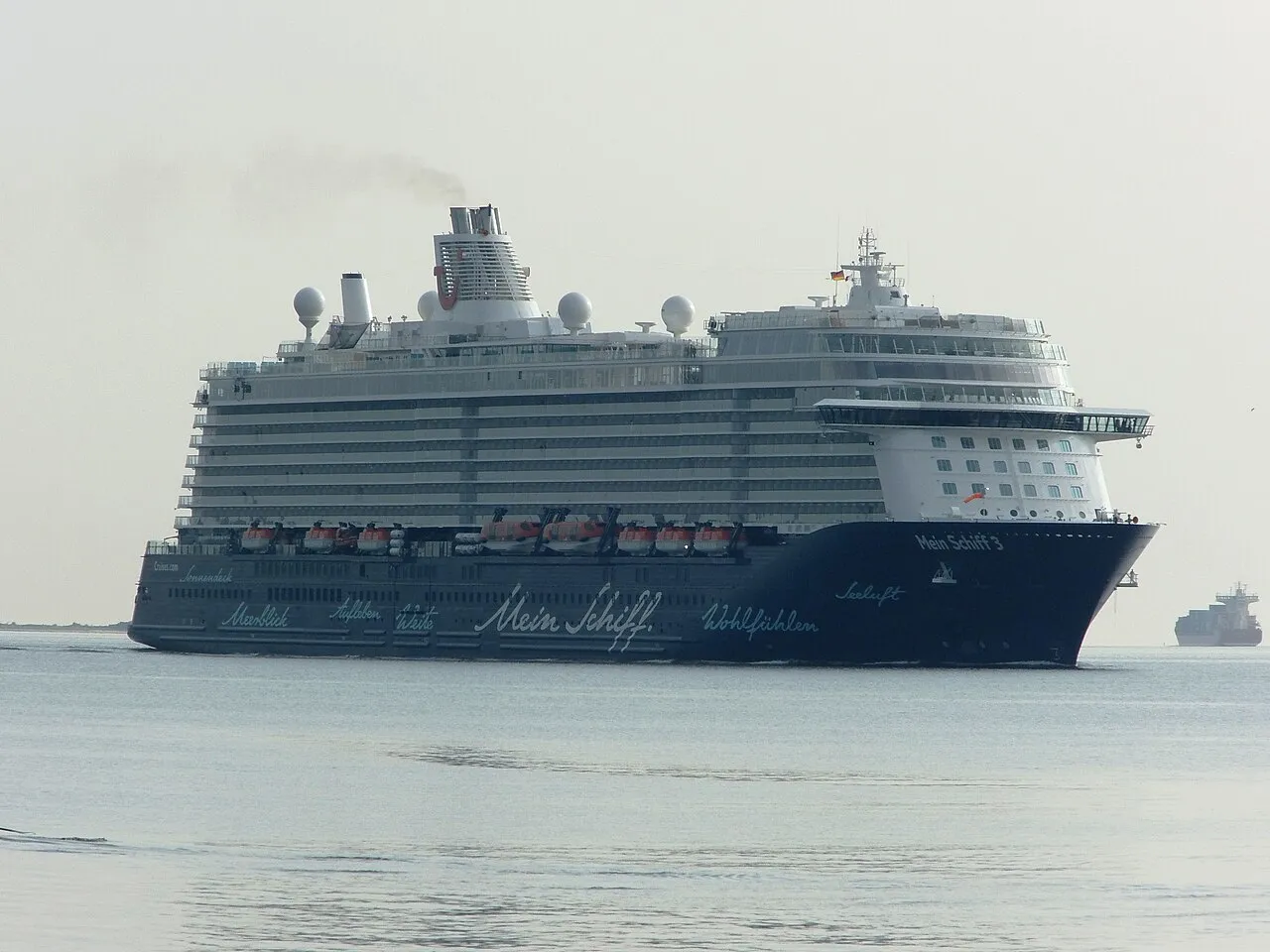 Het cruiseschip Mein Schiff 3 in de haven van Kiel.