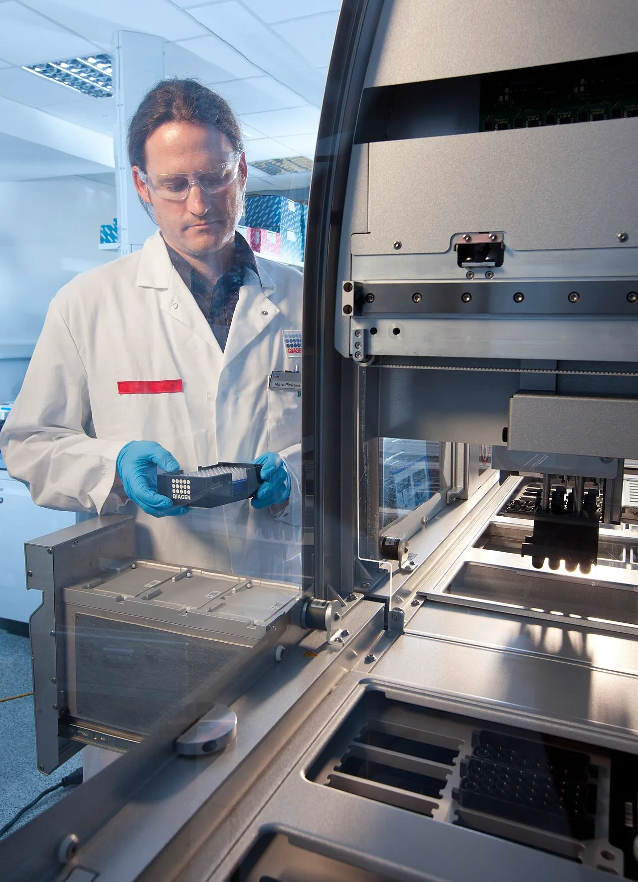 Het laden van het QIAsymphony-automatiseringsplatform in het toepassingslab van Qiagen in Hilden.