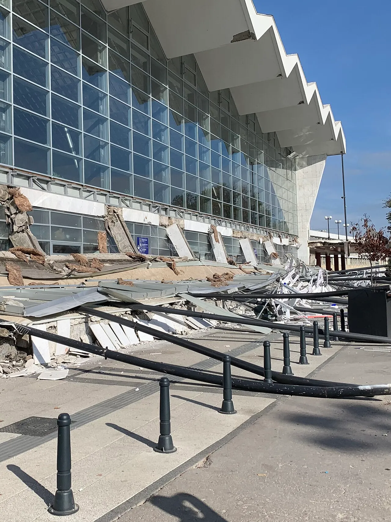 De ingestorte stationsoverkapping in Novi Sad, waaruit de protestbeweging ontstond die later de Studentenlijst vormde.
