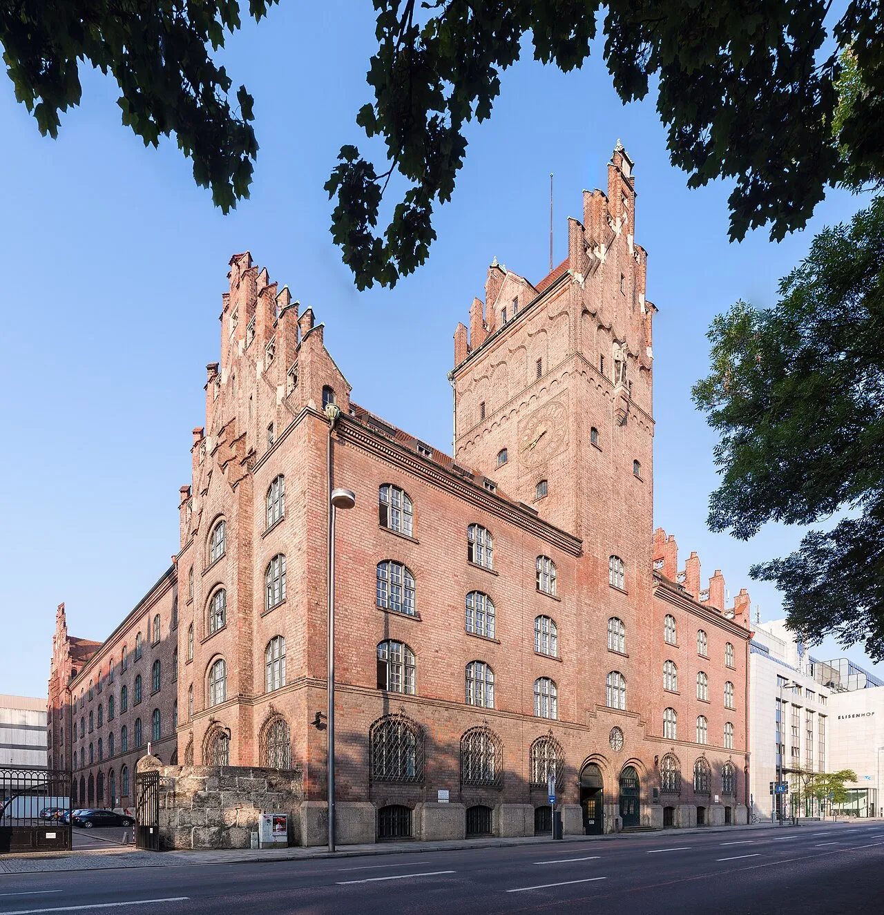 Het gerechtsgebouw aan de Prielmayerstraße 5 in München, waar het Oberlandesgericht zetelt dat over Zschäpes minimale celstrafduur oordeelde.
