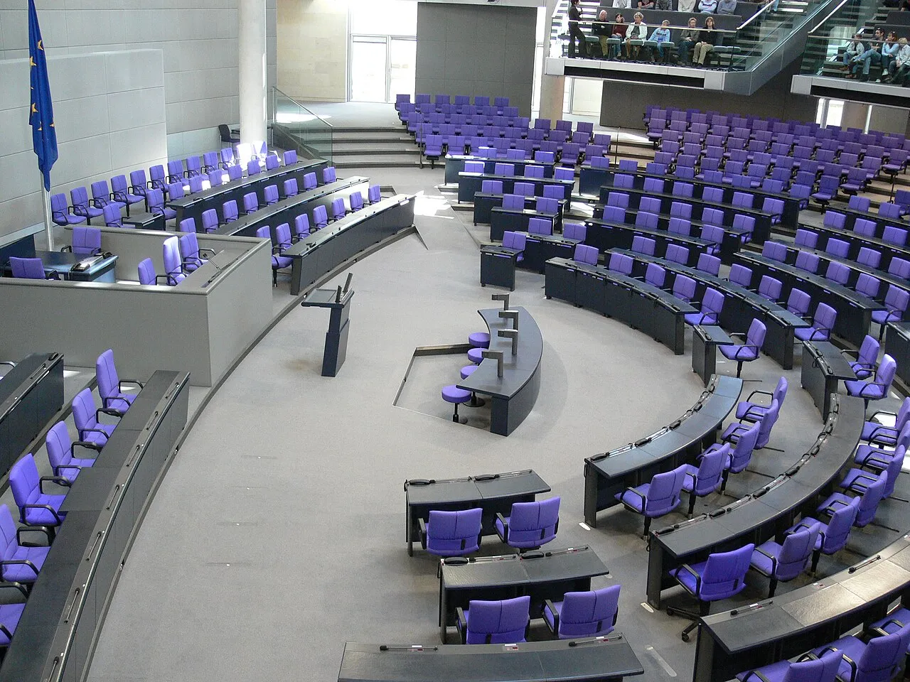 Plenaire zaal van de Bundestag in het Reichstaggebouw in Berlijn.