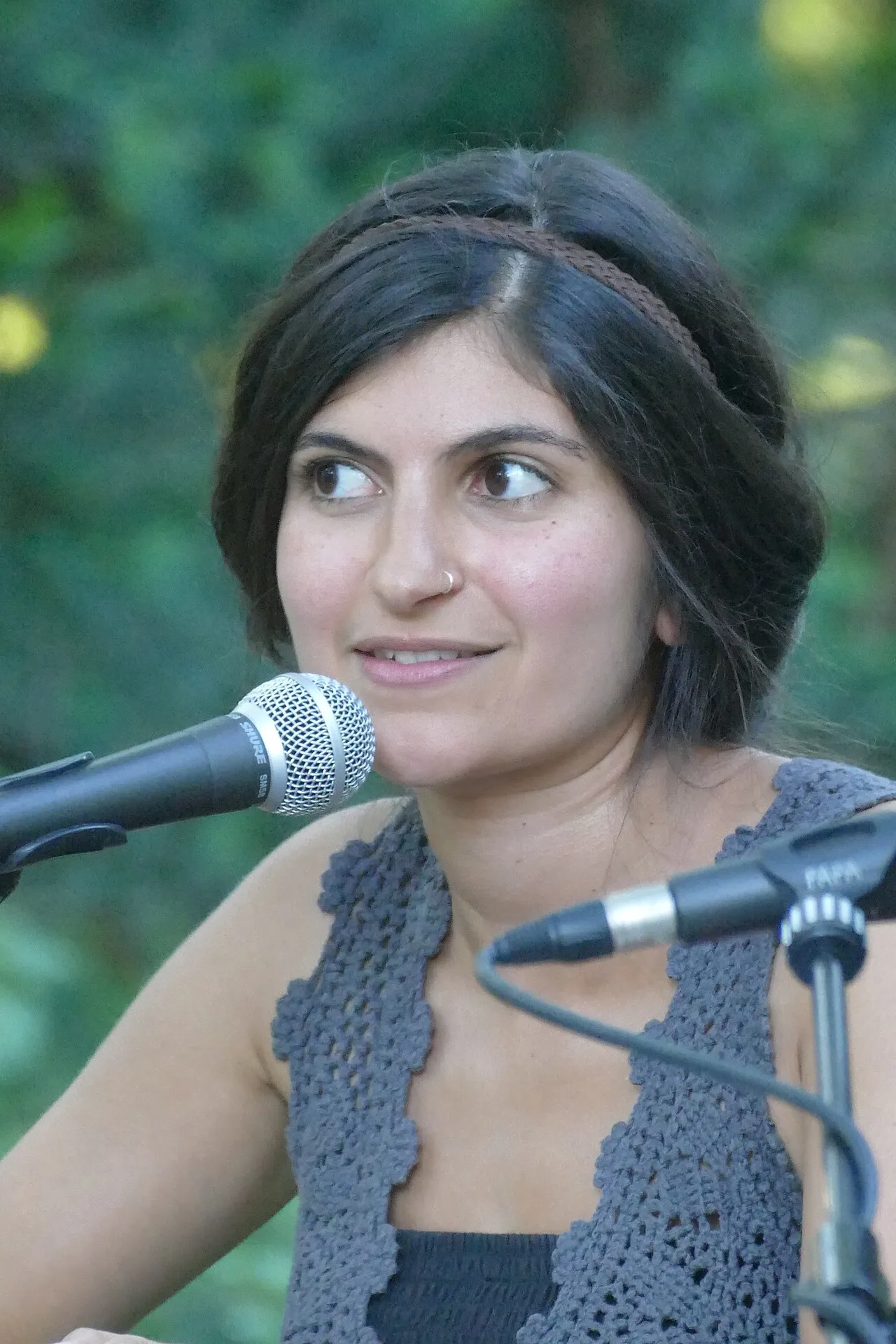 Shida Bazyar presenteert haar roman op het Erlanger Poetenfest in 2016.