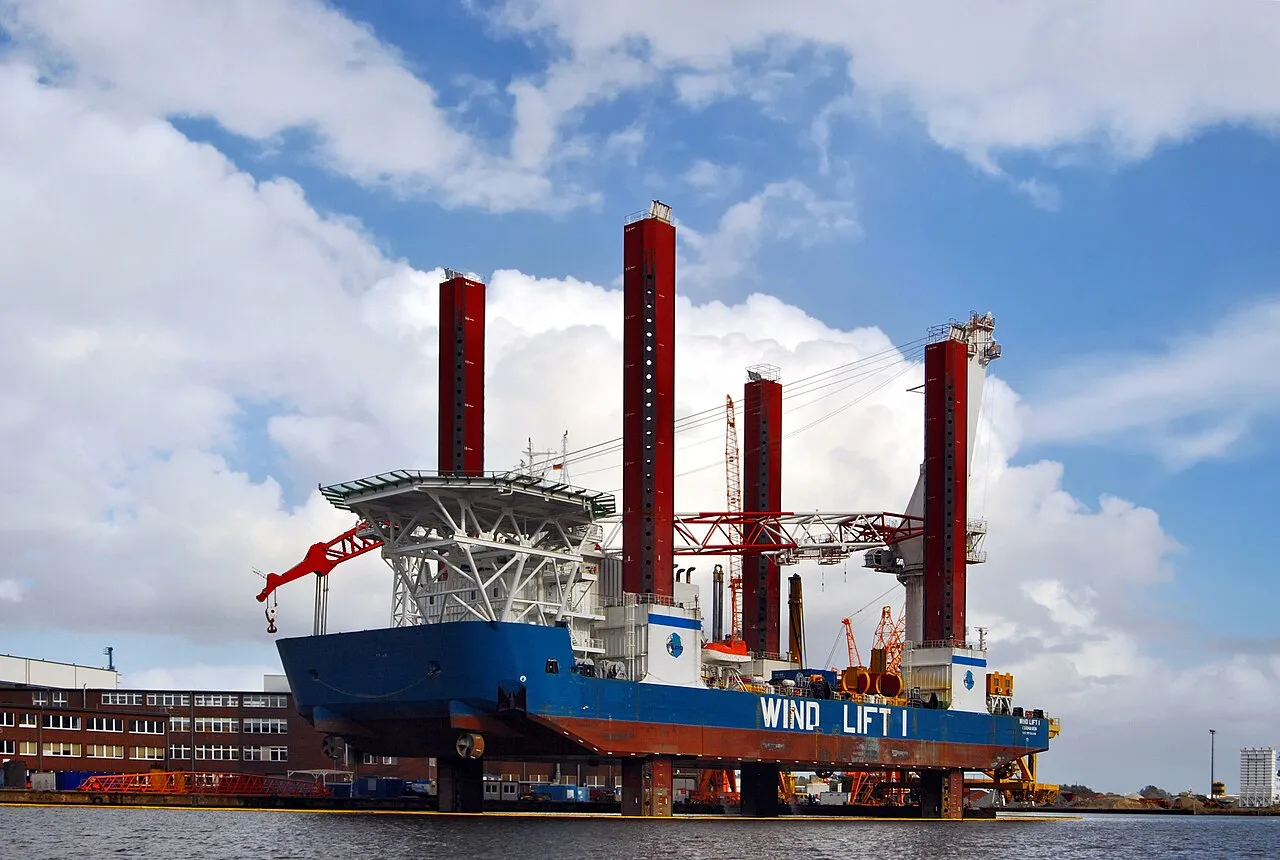 Een schip in de haven van Emden, de Noordzeehaven waar Duitsland een tweede marinehaven plant.