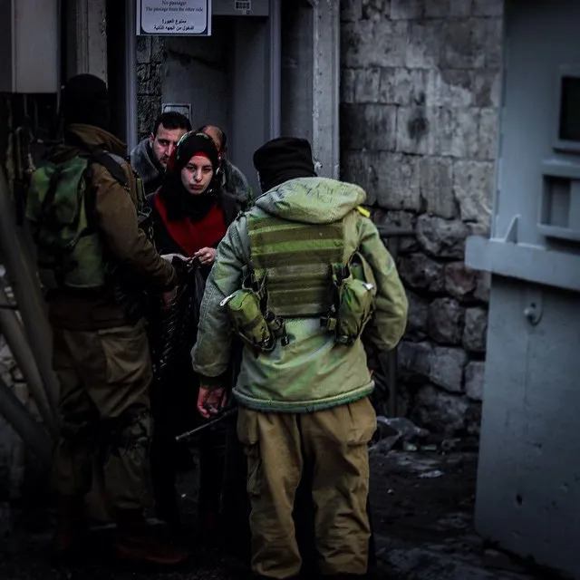 Een Israëlisch militair checkpoint aan de Shuhada Street in Hebron, Westjordaanoever